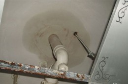 汉阳水仙里厕所漏水到楼下 老房子找师傅修漏 便宜的