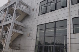 我公司廠(chǎng)房外墻脫落三樓漏水嚴(yán)重繼續(xù)維修！