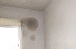 窗戶周圍漏水，外面墻上有裂縫，尋補漏公司。