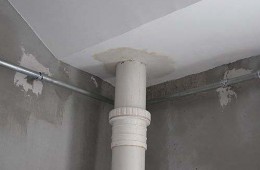 漢口航空路斜屋頂水溝里的下水管漏水