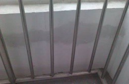 青山八大家，室內(nèi)飄窗漏水。