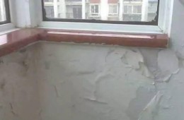 家里阳台下沿和飘窗一圈涂料发霉漏水可能