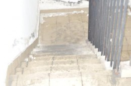 昌化衛(wèi)生服務(wù)站樓梯道一圈漏水，懷疑是廁所問題。找?guī)煾瞪祥T檢查。