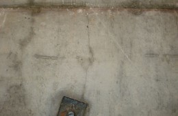 江北俊豪名居地下室頂子和墻面有滲水