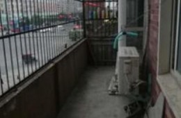 阳台下雨了漏水房子在裕顺雅苑这边