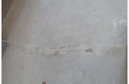 屋頂上有裂縫，下雨滲水找補(bǔ)漏師傅