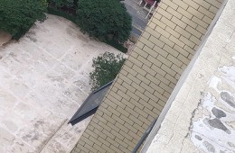 如圖墻壁出現(xiàn)很大的裂縫室內(nèi)有滲水情況