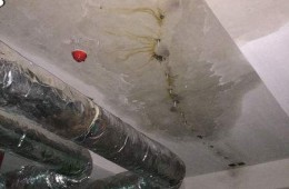 瑞麟君府地下室隔離門口漏水