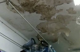 广东药科大学学生宿舍 多间宿舍天花板漏水大面积霉斑