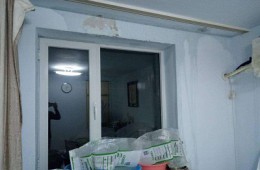 師范大學(xué)學(xué)生公寓樓 窗戶上方天花板角漏水