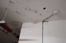 人保大廈如家酒店停車場 有數(shù)處漏水情況