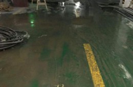 白马服装城二期地下停车场 地板往上渗水