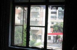 省水工機械廠東宿舍 窗戶上方發(fā)黑，墻上縫隙漏水