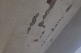 沈阳铁路职工公寓 阳台天花板漏水