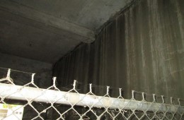 錯埠嶺三小區(qū)消防通道門面房漏水