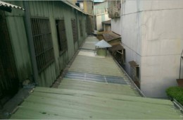 市北區(qū)孟莊路鐵路小區(qū)彩鋼棚漏水