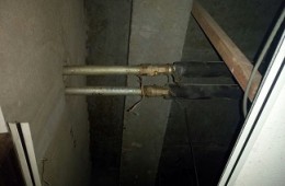 金鳳區(qū)德豐大廈伸縮縫和廁所漏水