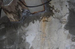 美美友好商場地下停車場墻上漏水
