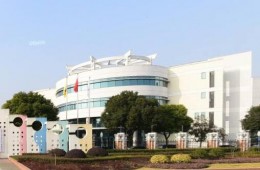上海市兒童福利院照料中心長(zhǎng)廊頂部鋼結(jié)構(gòu)油漆刷新