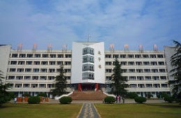 芙蓉學院教學樓新做屋面及天溝防水，新做鋼結(jié)構(gòu)，新做彩色壓型樹脂和誠瓦屋面