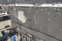 阳台天花板漏雨很严重，需要在楼顶重新做一边防水，，请把以前的沥青铲掉