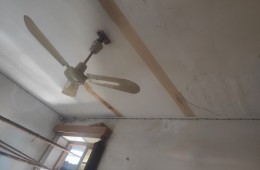房頂漏雨，裂縫