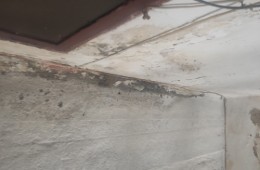 房頂和墻壁的地方漏水